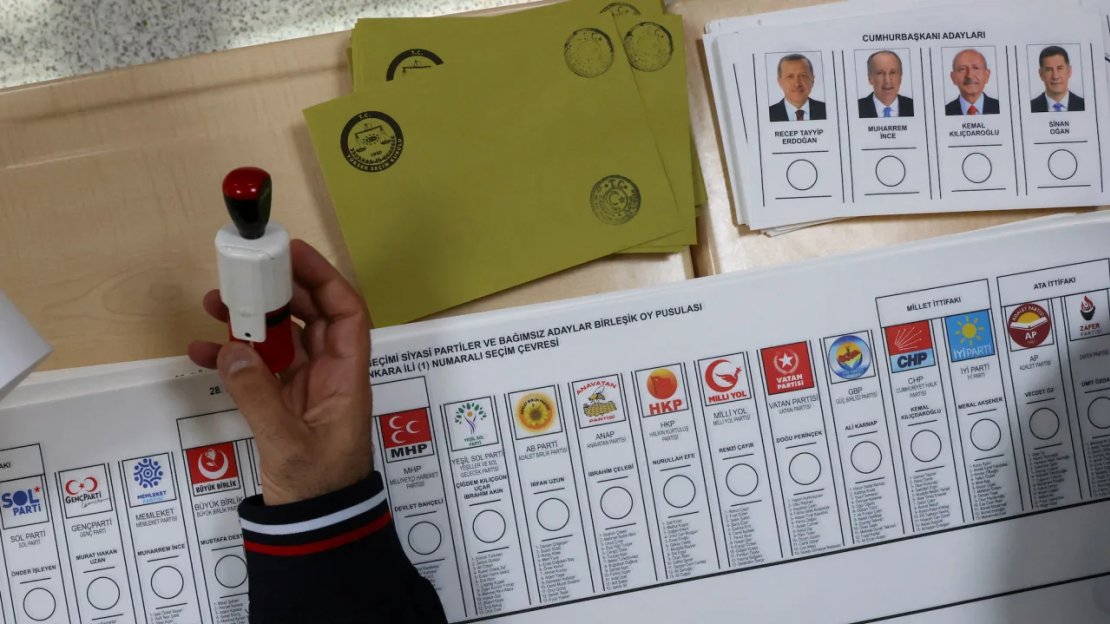 Varias papeletas en blanco en un colegio electoral de Ankara.