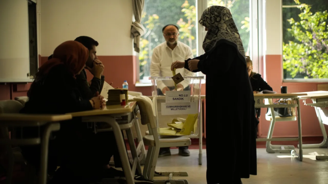 Una mujer vota en un colegio electoral de Estambul.