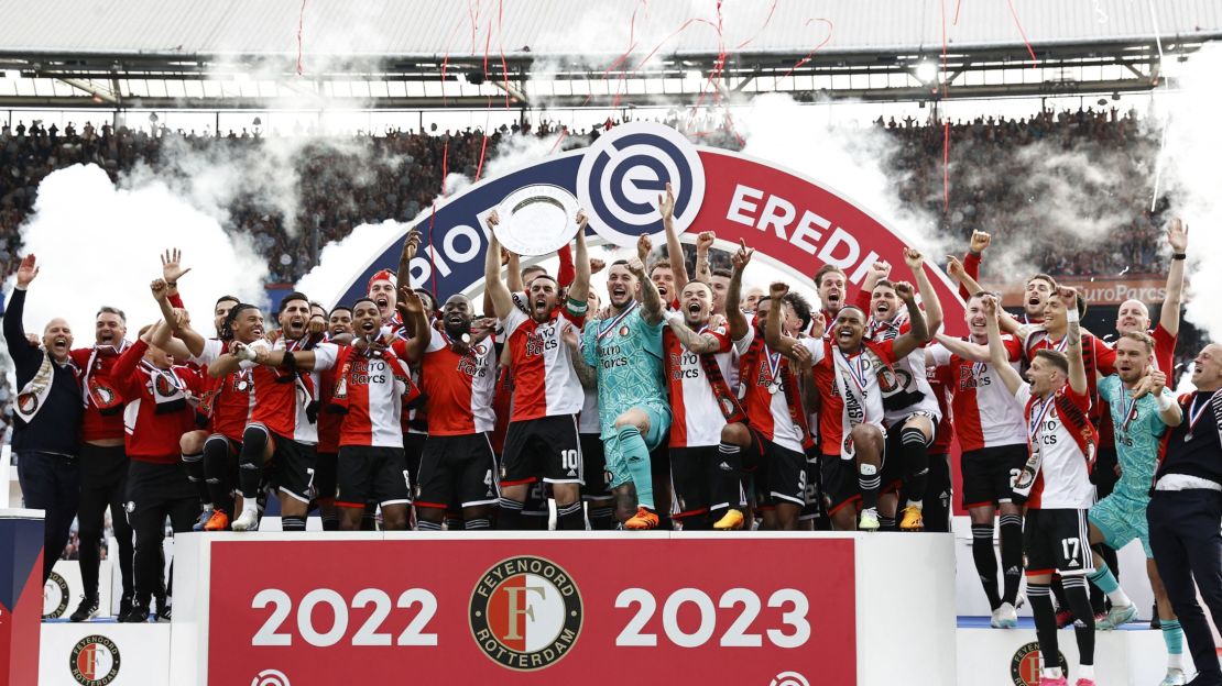 El Feyenoord celebra la obtención del título al finalizar el partido contra los Go Ahead Eagles.