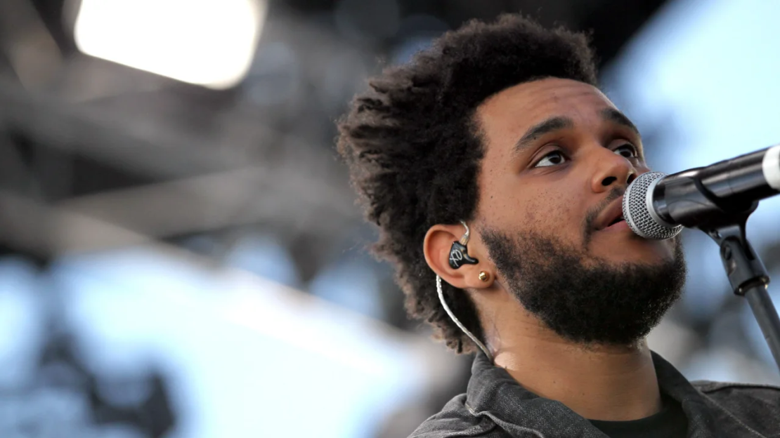 The Weeknd explotaría más tarde en la década de 2010, pero comenzó la década como un cantante indie de R&B con un trasfondo melancólico.