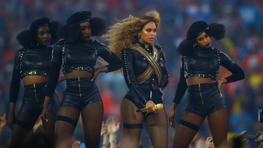 Beyoncé rindió homenaje a las Panteras Negras durante su actuación en el Super Bowl 50 en 2016.