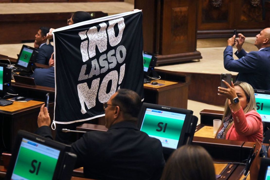de la Asamblea Nacional votan a favor de la destitución del presidente ecuatoriano Guillermo Lasso por presunta corrupción durante una sesión en Quito el 9 de mayo de 2023.