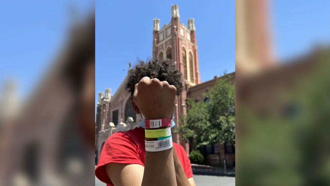 El migrante venezolano Enderson Amaya Blanco muestra los brazaletes asignados a lo largo del proceso de detención, que incluyen su número de reserva, su estado de vacunación contra el covid-19 y otra información.