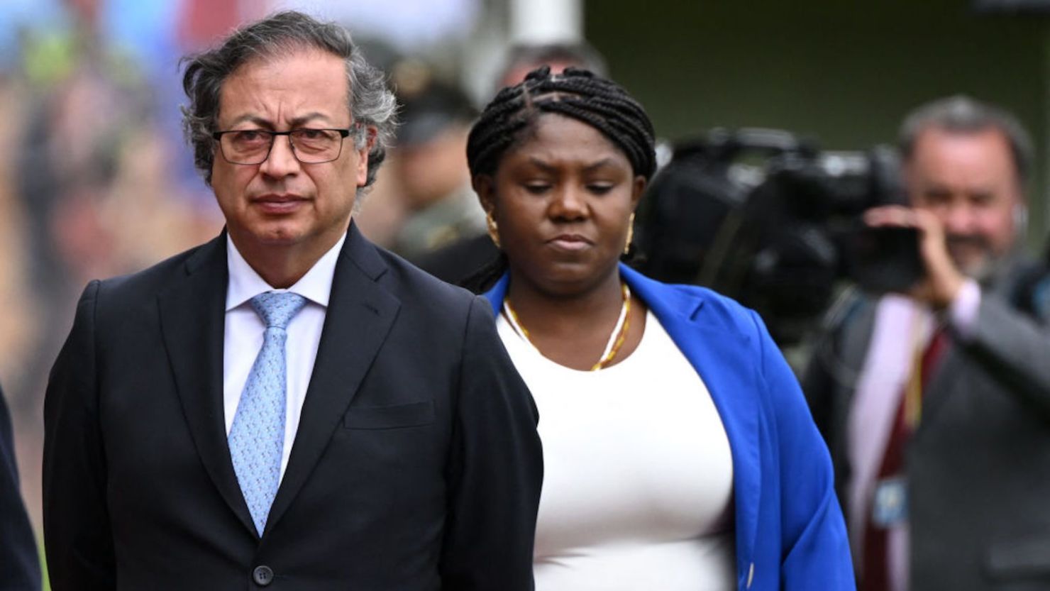 El presidente de Colombia, Gustavo Petro (izq.), y la vicepresidenta de Colombia, Francia Márquez, asisten a la ceremonia de cambio de mando en la que se presentó al nuevo director general de la Policía Nacional de Colombia, William Salamanca, en Bogotá el 9 de mayo de 2023.