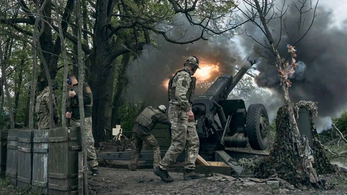 Los soldados ucranianos, fotografiados en Bakhmut el viernes, disparan un cañón cerca de la ciudad oriental, donde se libra una feroz batalla por el control contra las fuerzas rusas. Crédito: Libkos/AP