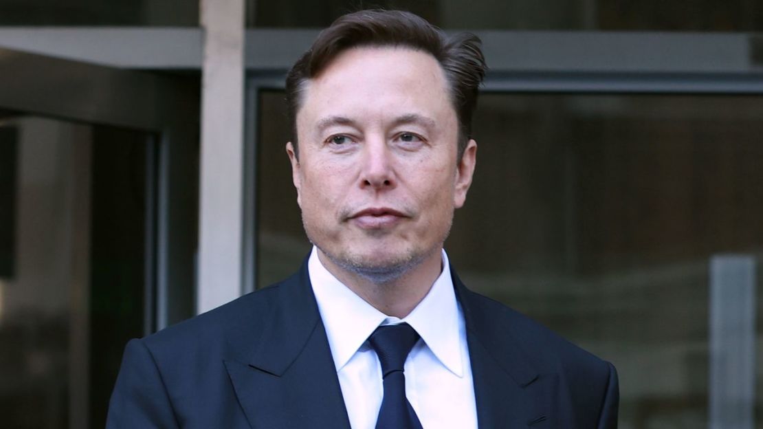 SAN FRANCISCO, CALIFORNIA - 24 DE ENERO: El CEO de Tesla, Elon Musk, abandona el Edificio Federal Phillip Burton el 24 de enero de 2023 en San Francisco, California.