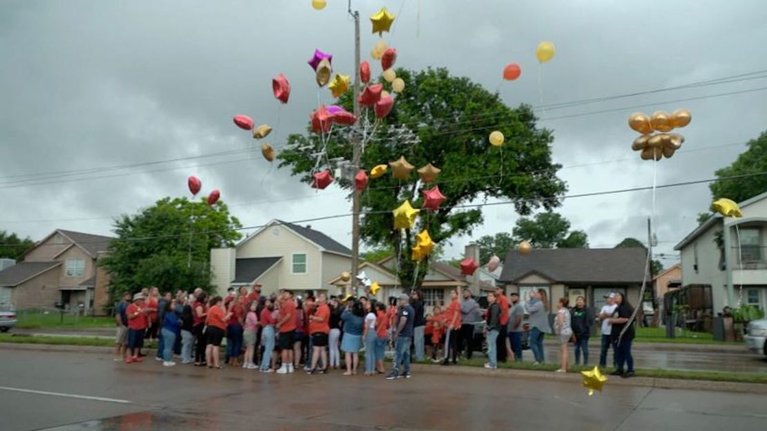 En el velorio de Ana Moreno se soltaron globos en su honor.