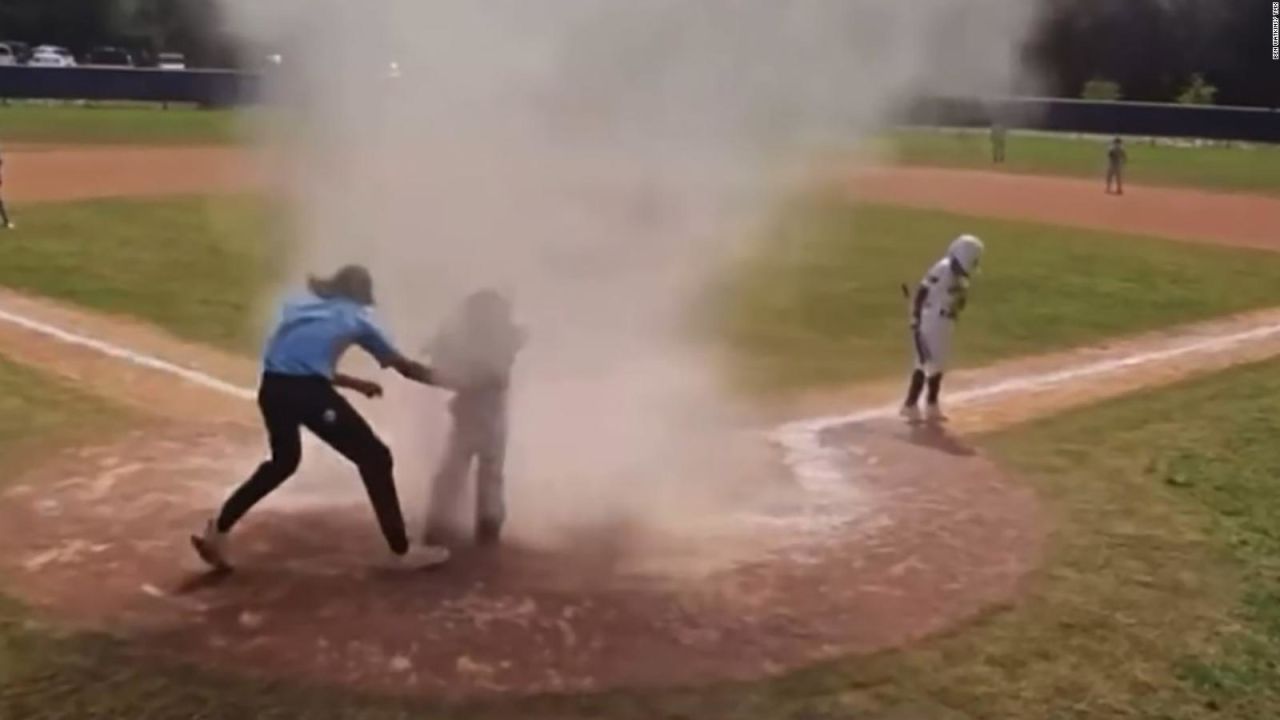 CNNE 1393379 - mira como un remolino de polvo interrumpe un partido de beisbol