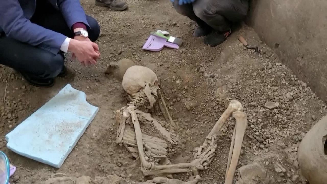 CNNE 1393452 - descubren los restos de dos hombres en pompeya