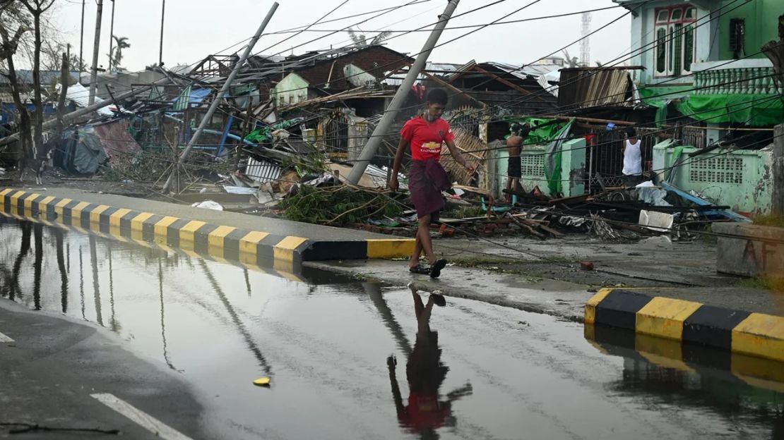 Un hombre camina junto a edificios destruidos en Sittwe, en el estado Rakhine de Myanmar, el 15 de mayo de 2023, después de que el ciclón Mocha tocara tierra. Crédito: Sai Aung Main/AFP/Getty Images