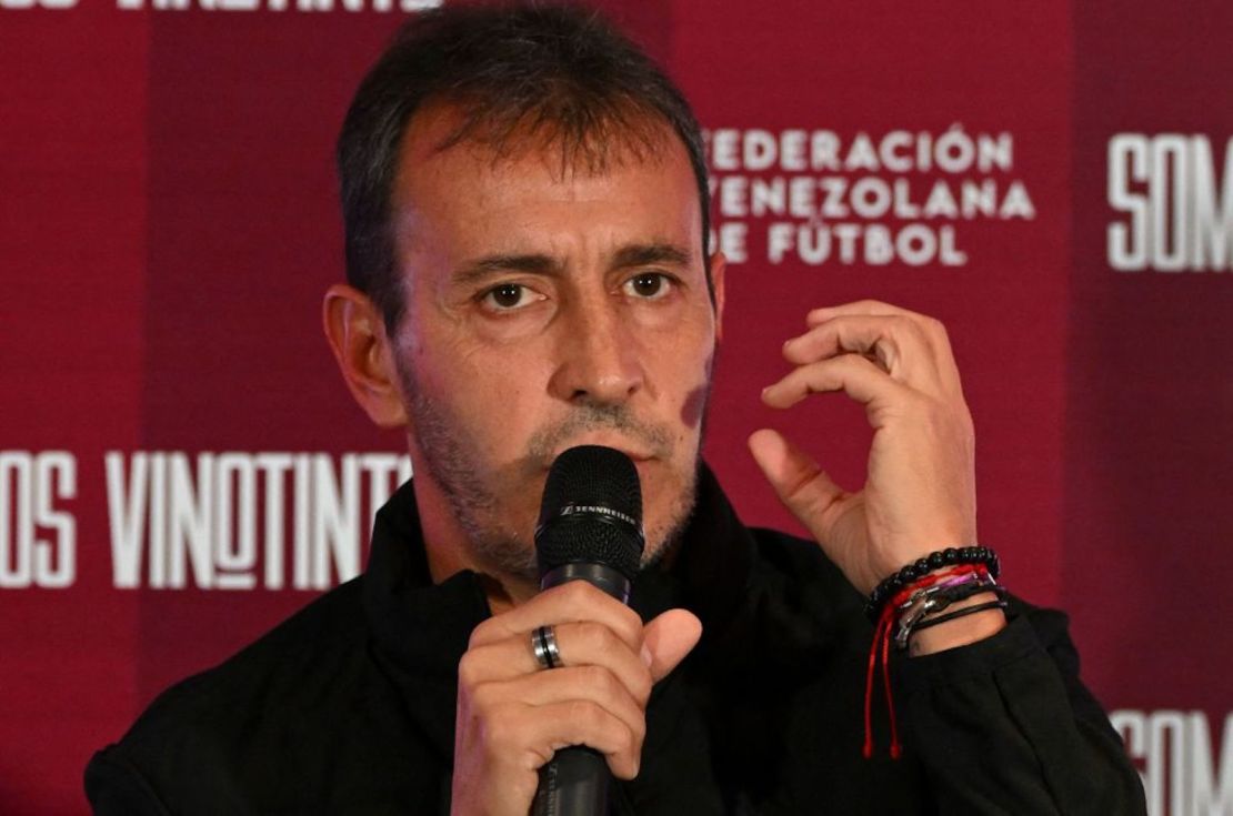 El entrenador de la selección de fútbol de Venezuela, el argentino Fernando Batista, gesticula mientras habla durante una conferencia de prensa en Caracas el 30 de marzo de 2023.