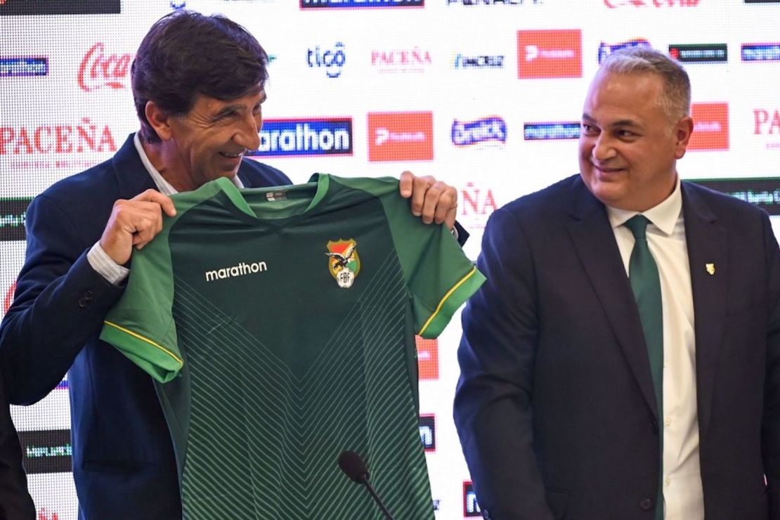 El ex futbolista argentino y entrenador en jefe de la selección nacional de Bolivia, Gustavo Costas (I), sostiene la camiseta de Bolivia mientras el presidente de la Federación Boliviana de Fútbol, Fernando Costa, observa durante su presentación en La Paz, el 19 de agosto de 2022.