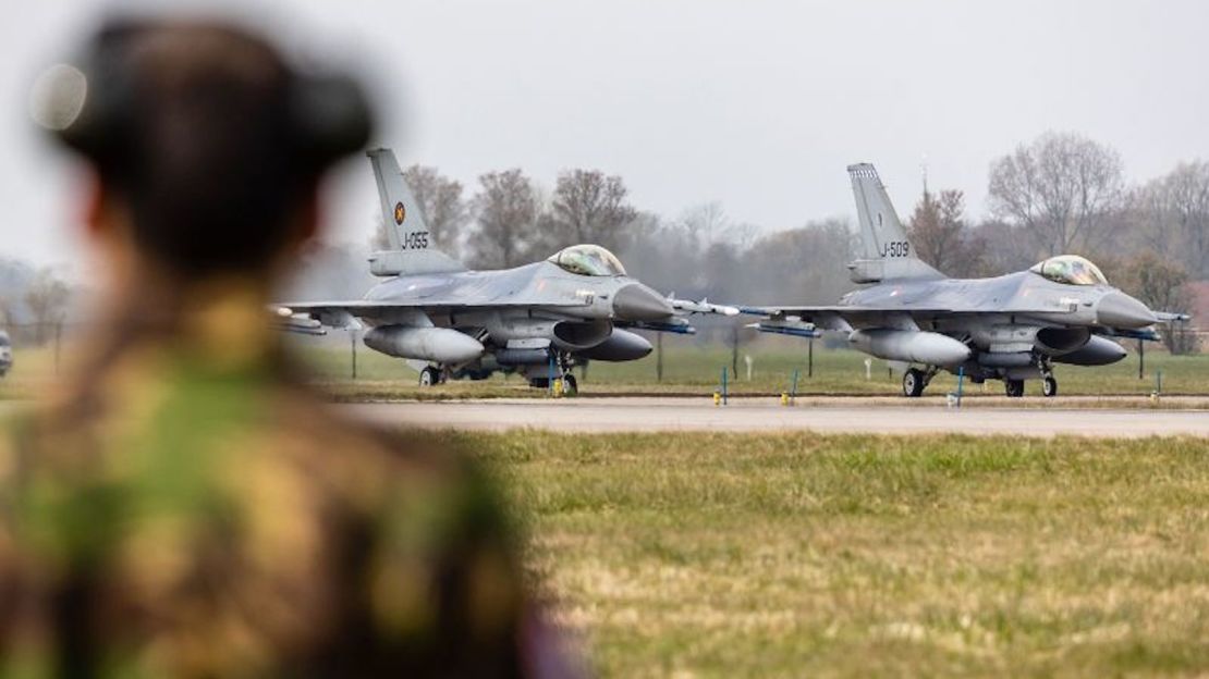 Aviones de combate F-16 durante el ejercicio Frisian Flag de la fuerza aérea internacional de la OTAN, en la base aérea de Leeuwarden, Países Bajos, el 28 de marzo de 2022.