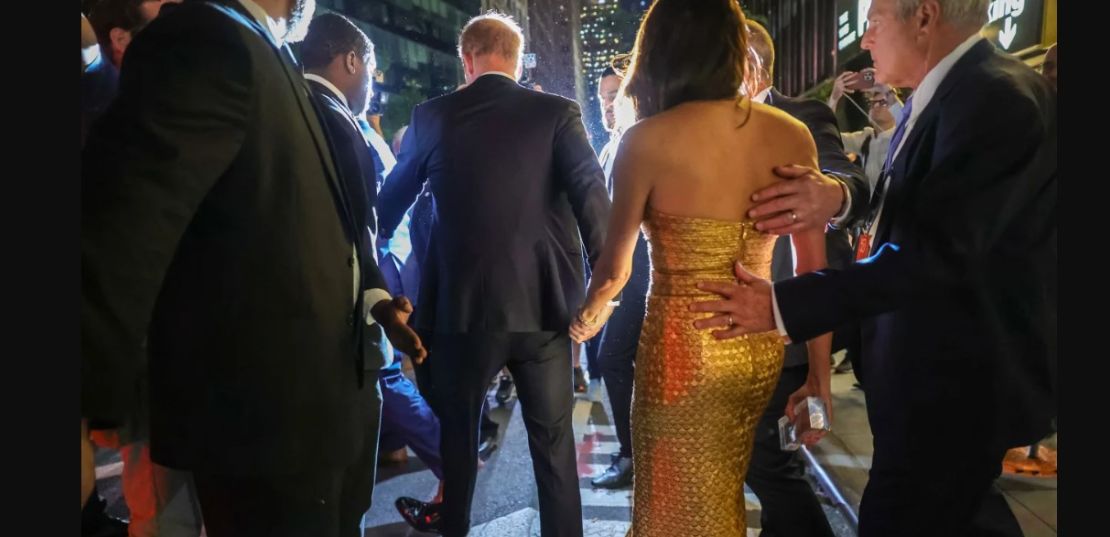 El príncipe Harry y Meghan dicen que fueron perseguidos por fotógrafos durante dos horas tras salir de un evento en Nueva York.