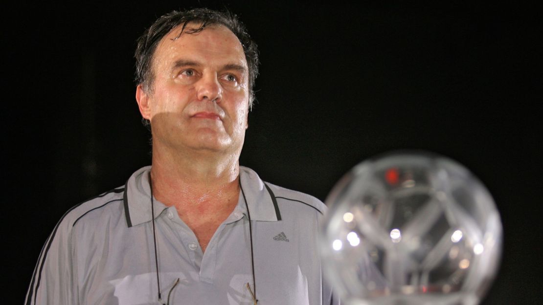 El argentino Marcelo Bielsa, en ese entonces entrenador de la selección de fútbol de Chile, recibiendo un homenaje en el estadio de Newell's Old Boys en Rosario, Argentina, el 22 de diciembre de 2009. El estadio lleva el nombre de Marcelo Bielsa.