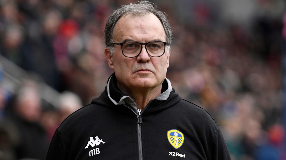 Marcelo Bielsa, cuando era entrenador del Leeds United, observando durante el partido de la Championship (segunda división del fútbol inglés) entre Rotherham United y Leeds United en The New York Stadium, el 26 de enero de 2019 en Rotherham, Inglaterra.