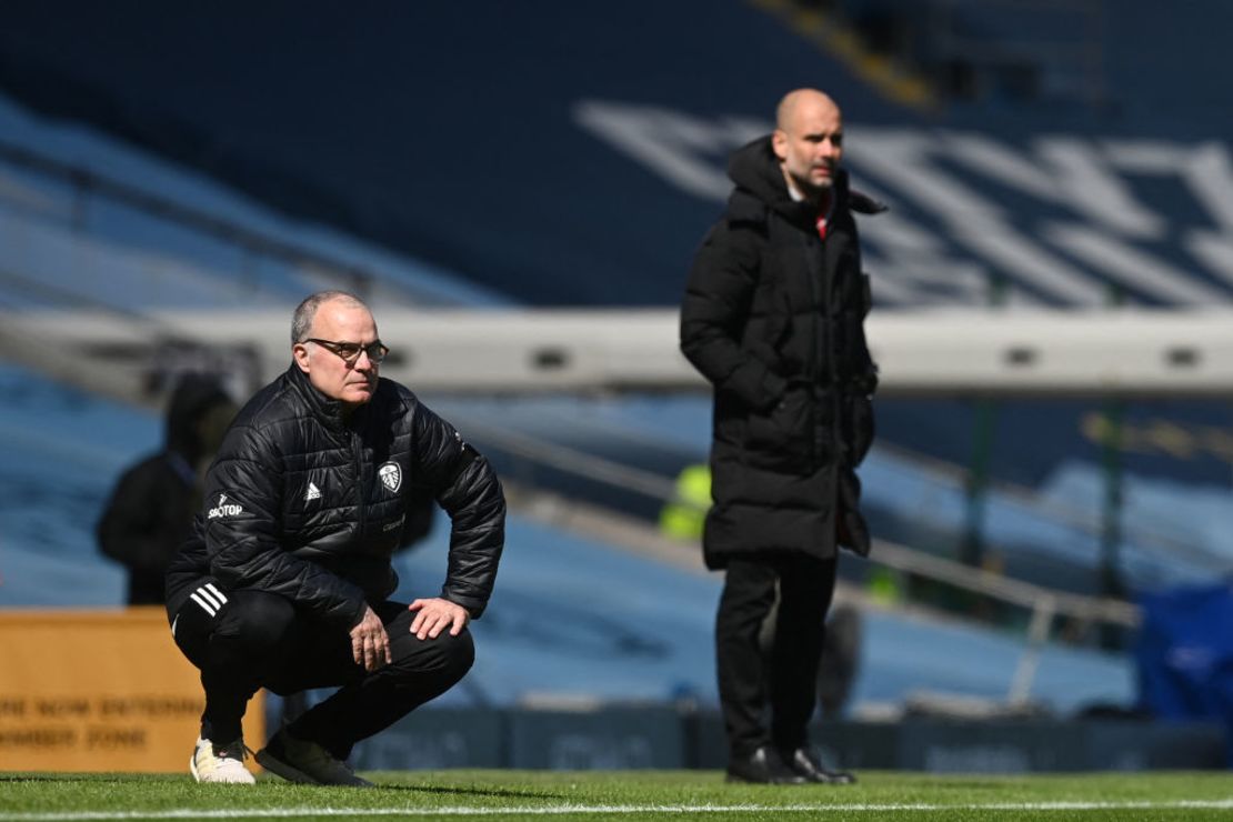 Marcelo Bielsa dirigiendo al Leeds United en Premier League contra el Manchester City de Pep Guardiola, en el Etihad Stadium de Manchester, en Inglaterra, el 10 de abril de 2021.