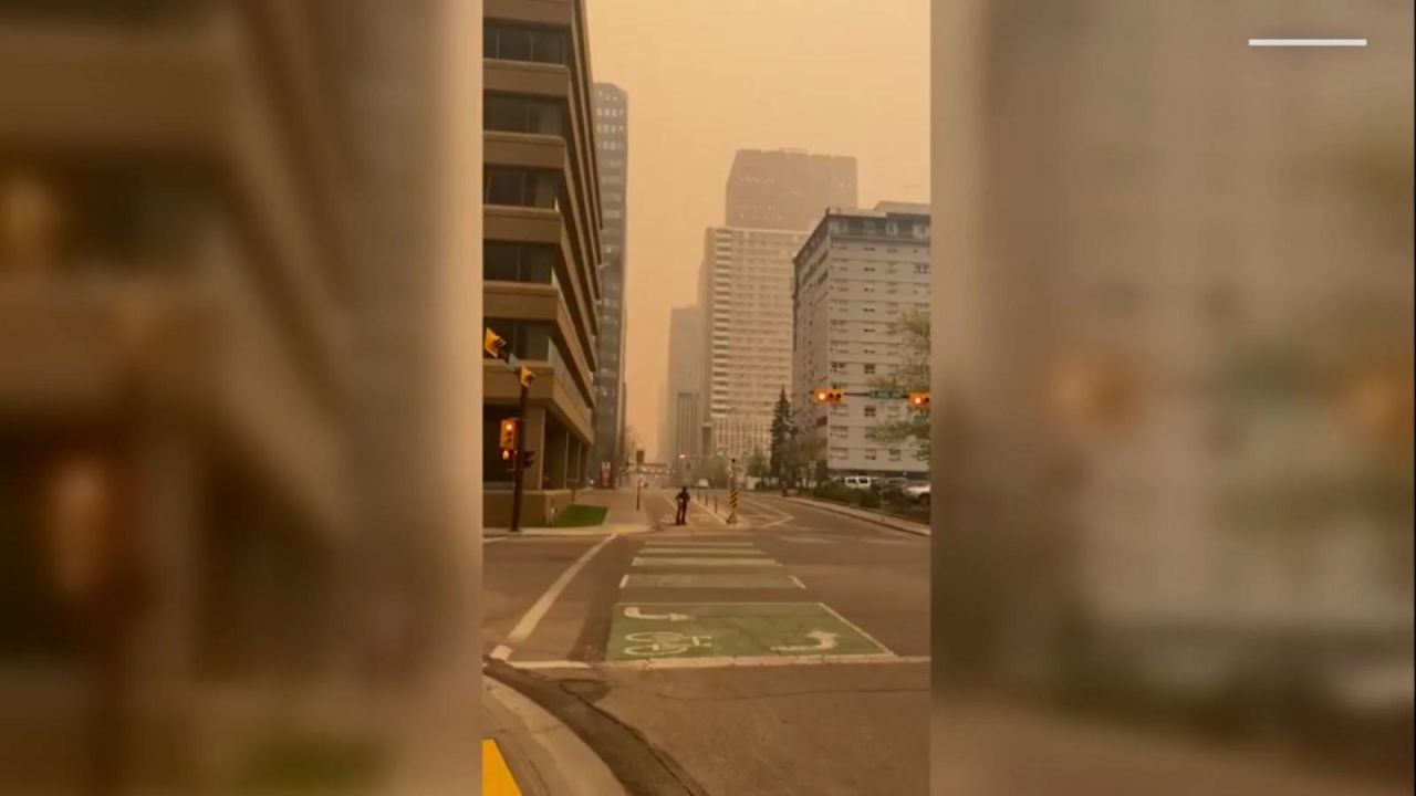 CNNE 1394198 - incendio forestal en alberta- la ciudad se encuentra cubierta de humo