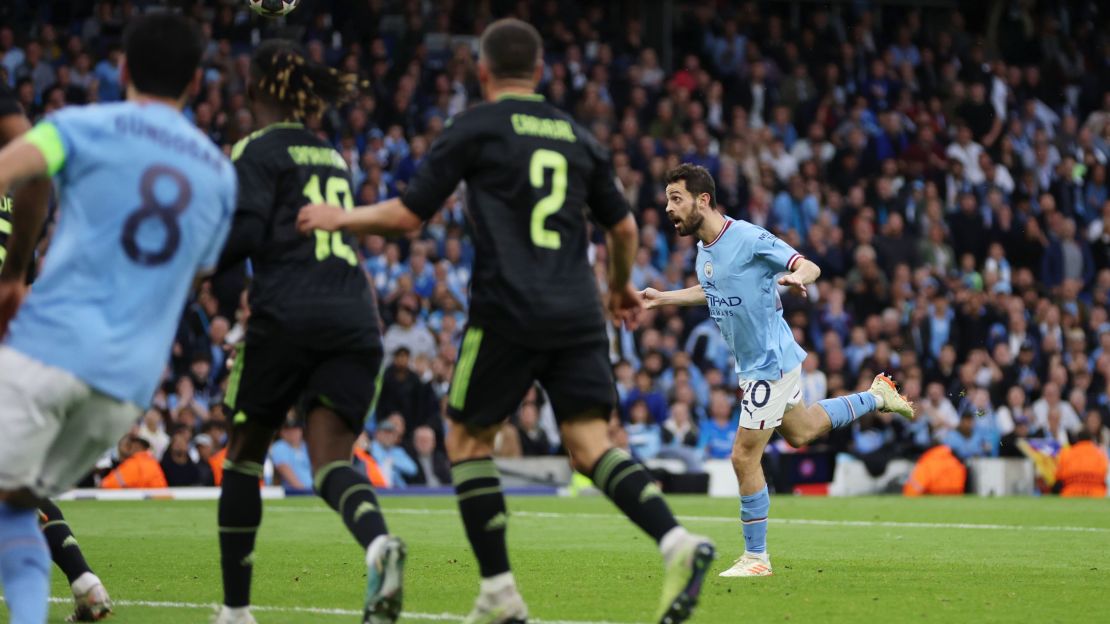 Bernardo Silva remata de cabeza en el área para el 2-0 del City contra el Real Madrid.