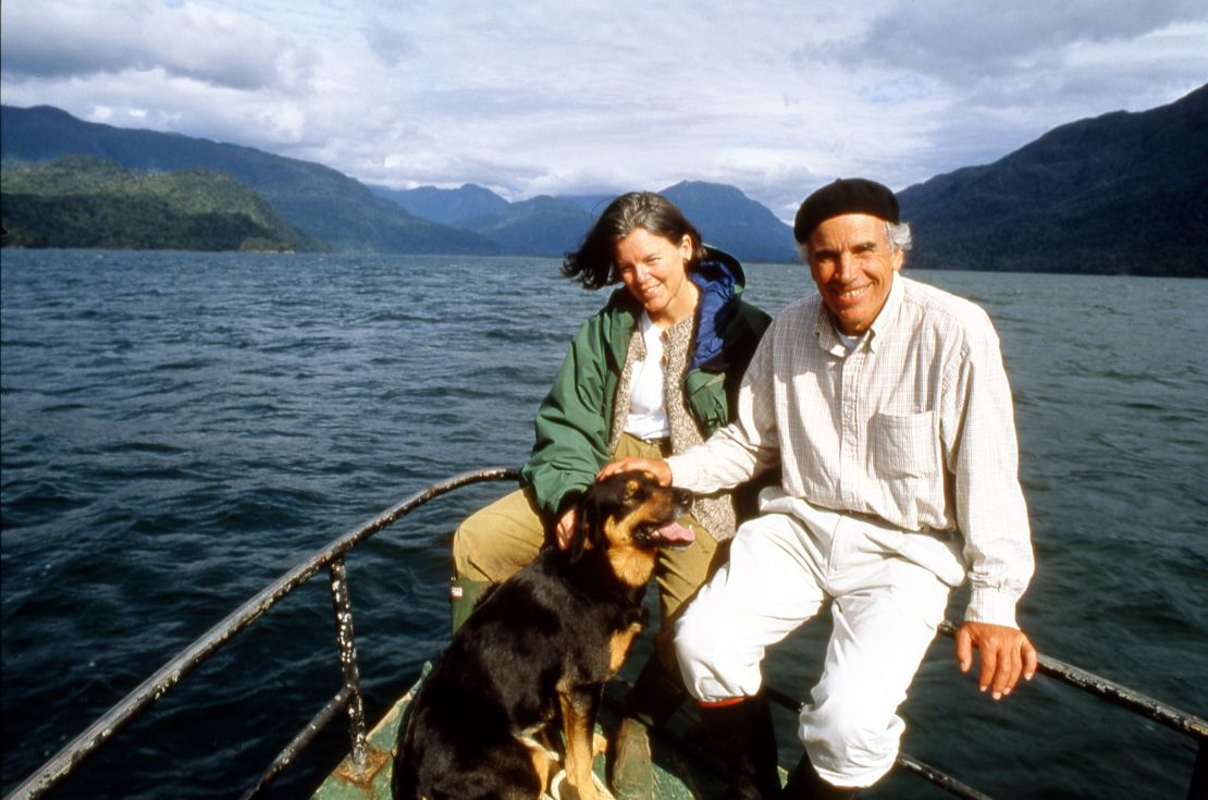 Douglas Tompkins y su esposa Kristine navegando en la Patagonia. Foto: Tompkins Family Archives