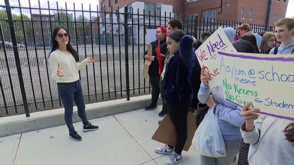 Organizadora se dirige a un grupo de manifestantes a primera hora de la mañana del miércoles en el PS 17 de Brooklyn. Crédito: CNN