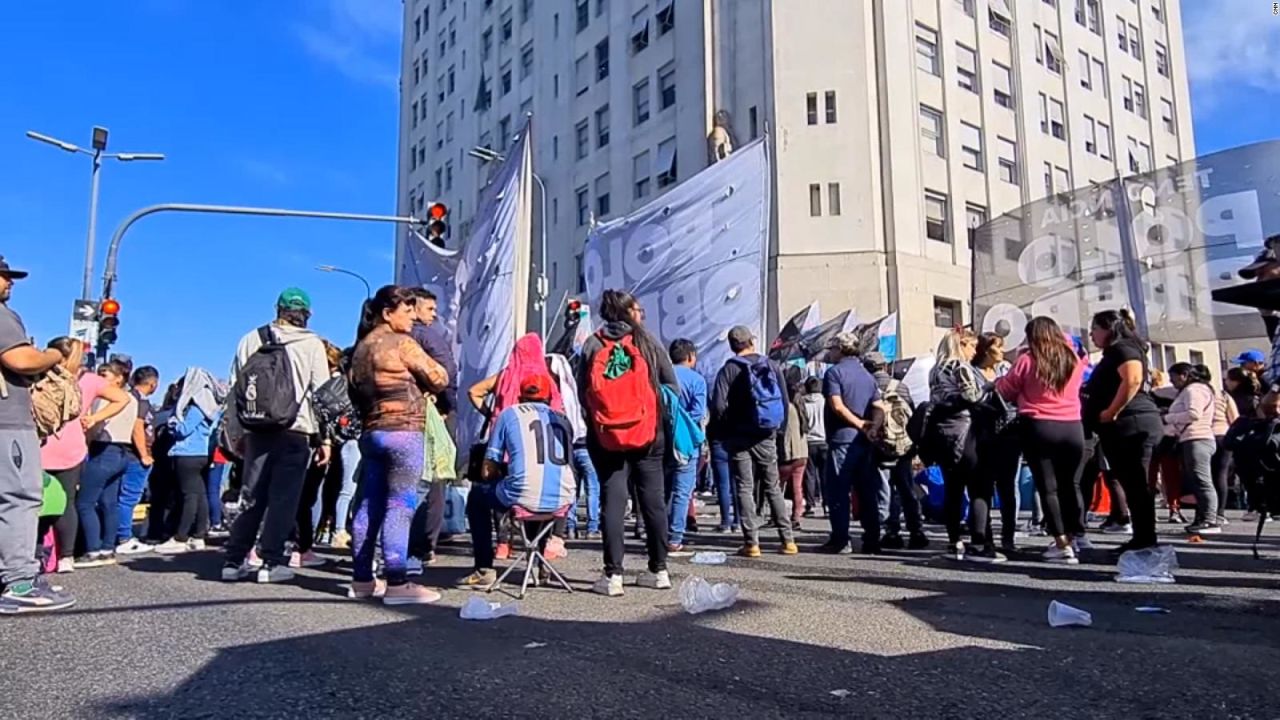 CNNE 1394401 - acampes piqueteros frente a la casa de gobierno de argentina