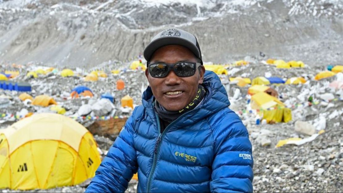 Kami Rita Sherpa en el campamento base del Everest en 2021.