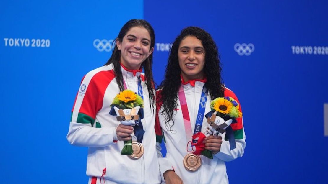 Alejandra Orozco (izquierda) y Gabriela Agúndez reciben sus medallas en los Juegos Olímpicos de Tokio.