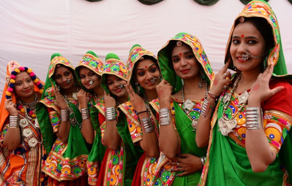 Bailarinas tradicionales del estado de Gujarat posan para una foto mientras esperan para actuar durante el desfile del Día de la República en Nueva Delhi, India, el 22 de enero de 2018.