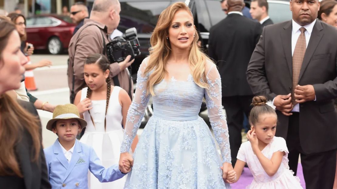 Jennifer Lopez (al centro), su hijo Maximilian David Muniz (a la izquierda) y su hija Emme Maribel Muniz (a la derecha) llegan al estreno de 'Home', de Twentieth Century Fox y Dreamworks Animation, en el Regency Village Theatre el 22 de marzo de 2015 en Westwood, California.