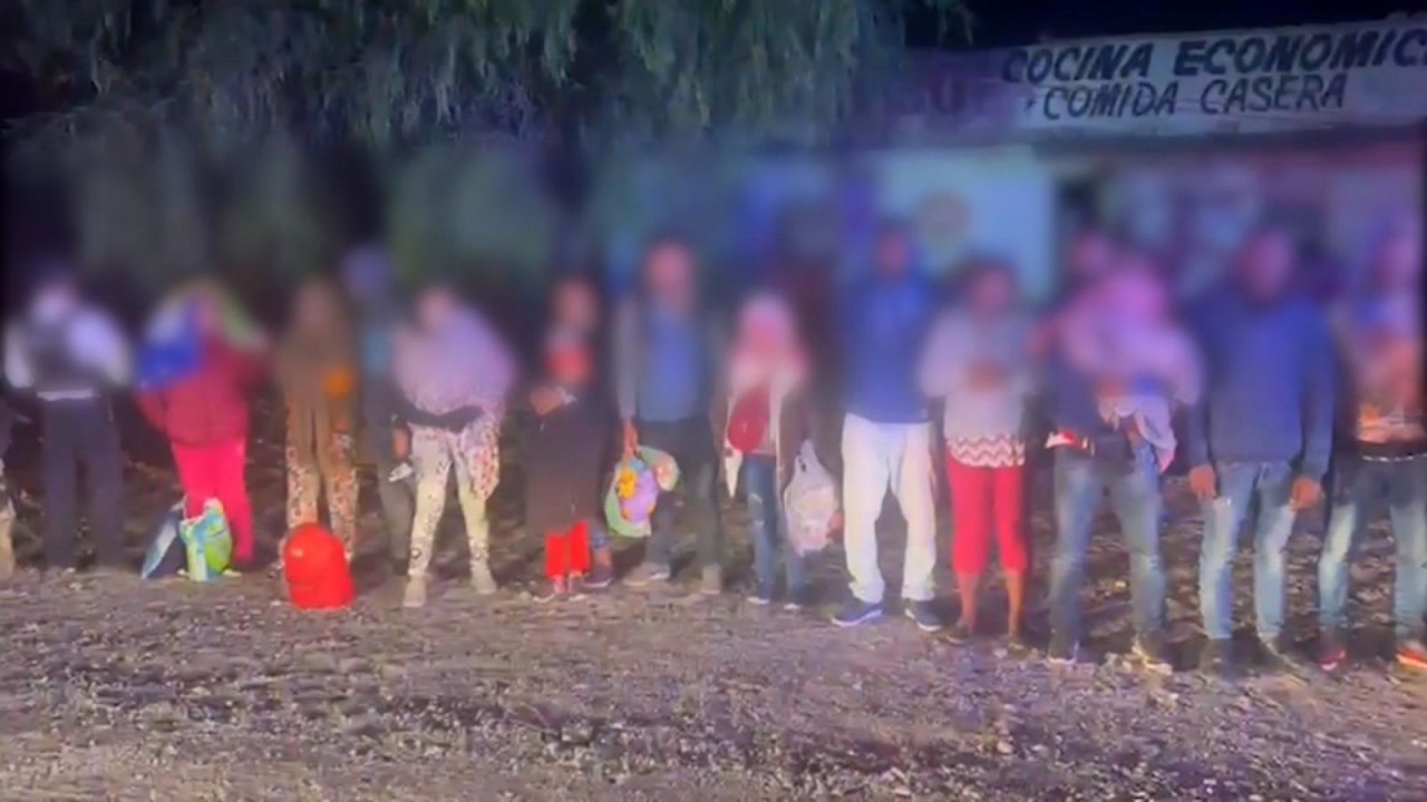 CNNE 1394759 - ejercito de mexico encuentra a 49 migrantes desaparecidos