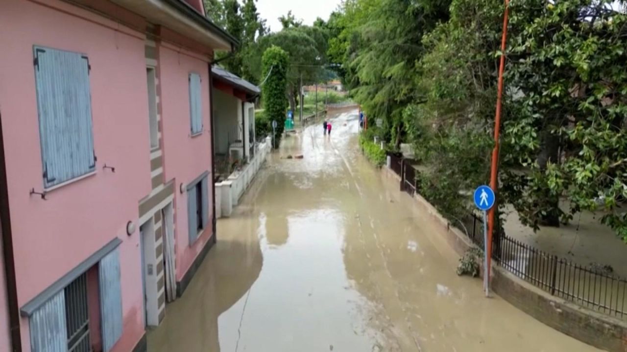 CNNE 1394856 - fuertes diluvios en italia dejan a la ciudad de cesena bajo el lodo