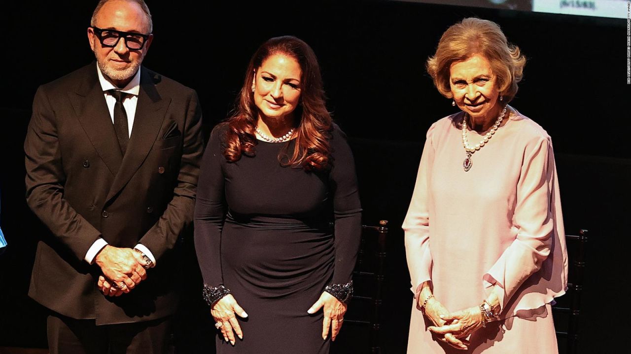 CNNE 1394937 - gloria y emilio estefan reciben un premio la reina sofia de espana