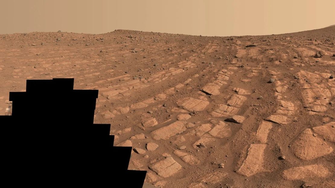 Las bandas de rocas en esta imagen "Skrinkle Haven" tomada por el rover Perseverance pueden haber sido formadas por un río de corriente rápida. El rover tomó 203 imágenes entre el 28 de febrero y el 9 de marzo para crear este mosaico. Crédito: NASA/JPL-Caltech