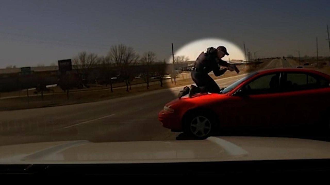 CNNE 1395003 - se dio a la fuga a toda velocidad con un policia aferrado al auto