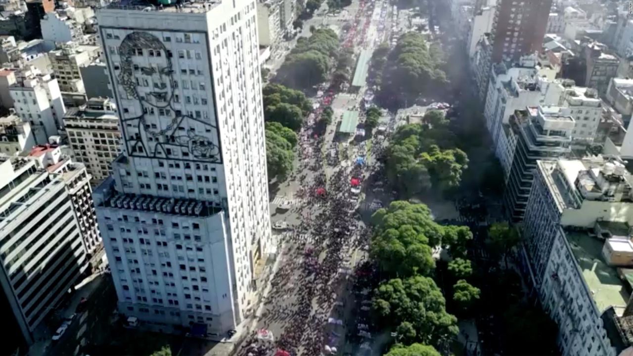 CNNE 1395017 - movimientos piqueteros reclaman frente a la casa de gobierno argentina