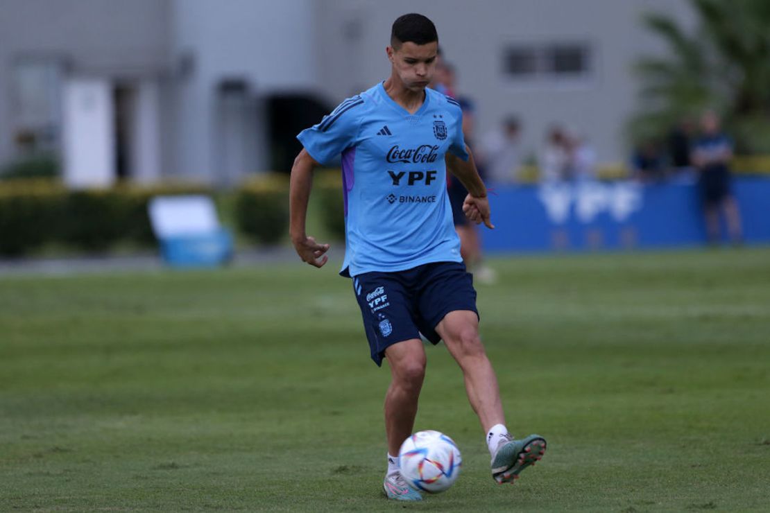 Valentín Carboni de Argentina en acción durante una sesión de entrenamiento en el campo de entrenamiento Julio H. Grondona el 22 de marzo de 2023 en Ezeiza, Argentina.