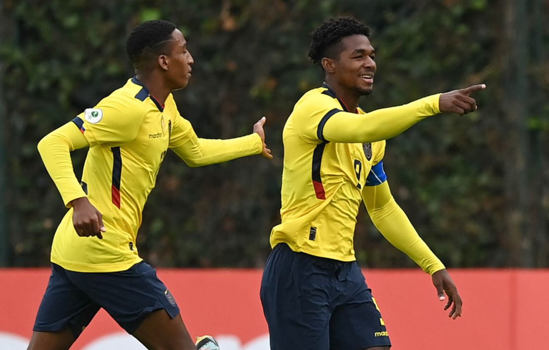 Justin Cuero (D) de Ecuador celebra después de anotar contra Paraguay durante su partido de la ronda final del Campeonato Sudamericano Sub-20 de fútbol en el estadio Metropolitano de Techo en Bogotá, el 12 de febrero de 2023.