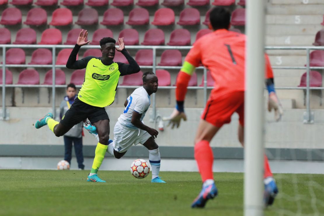 Samba Diallo (R) del Dinamo Kiev lucha por el balón durante el partido de los dieciséis de la Liga Juvenil de la UEFA entre el Dinamo Kyiv y el Sporting CP en el estadio Rapid-Giulesti el 7 de abril de 2022 en Bucarest, Rumania.