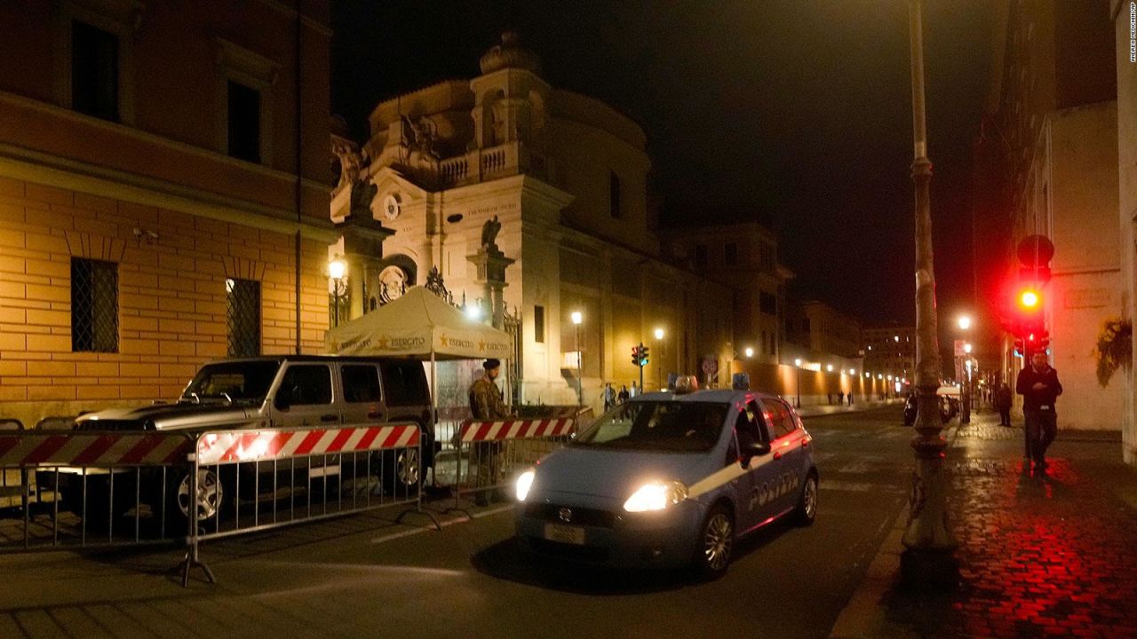 CNNE 1395275 - detienen a hombre que embistio las puertas del vaticano