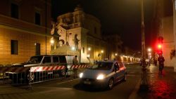 CNNE 1395275 - detienen a hombre que embistio las puertas del vaticano