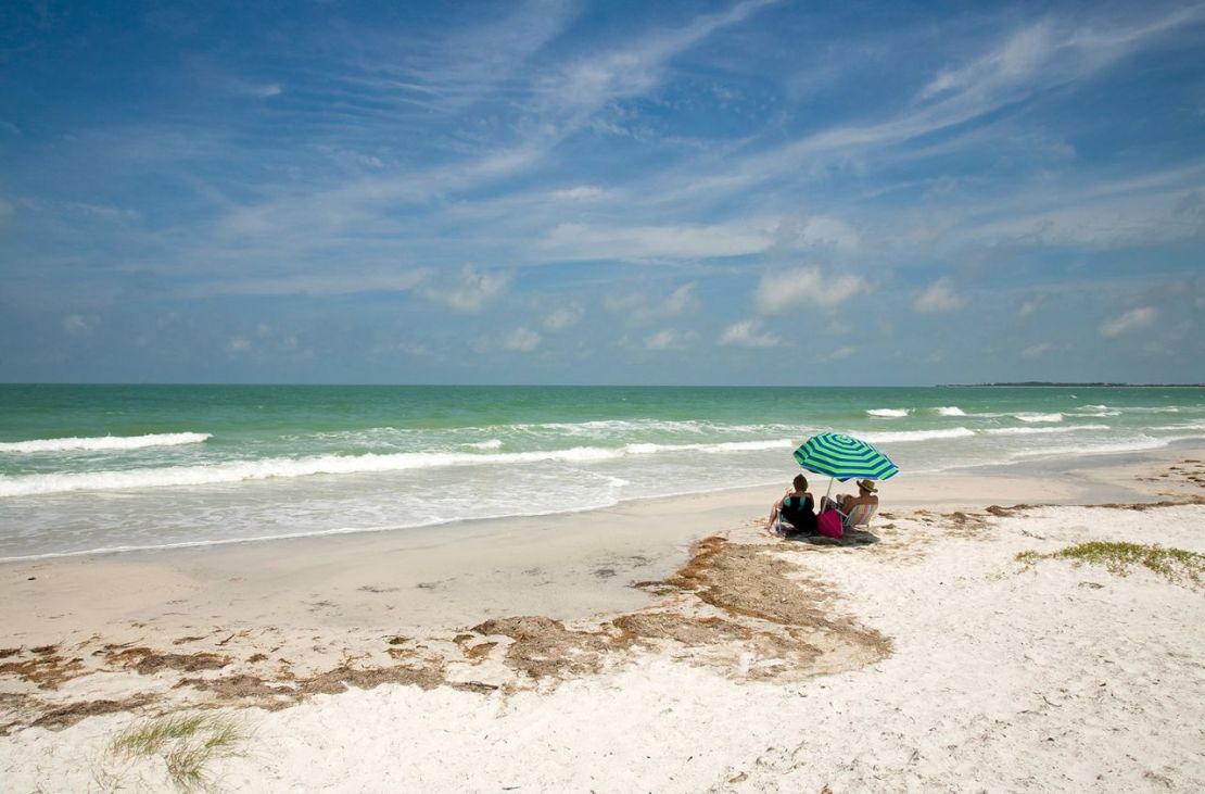 Caladesi, Florida es una de las dos playas del estado en la lista. Este año muchas de sus playas tienen alga sargazo. Crédito: Kathy Willens/AP