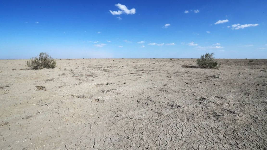 El lecho expuesto del mar de Aral el 5 de mayo de 2018 cerca de Muynak, Uzbekistán, que solía ser el cuarto lago más grande del mundo. Crédito: The Asahi Shimbun/Getty Images