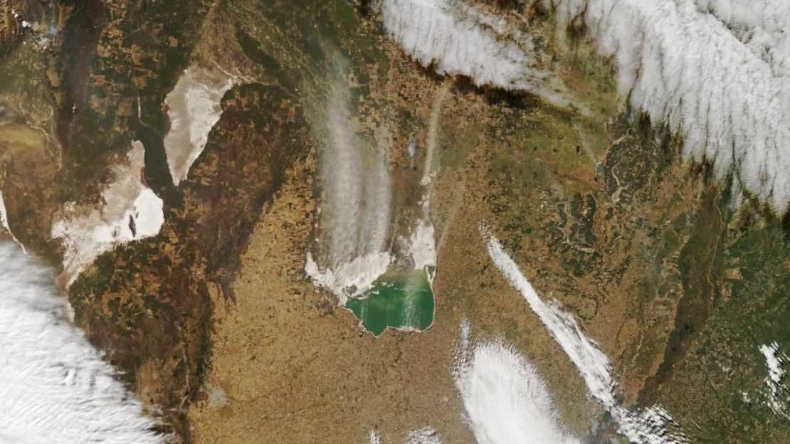 Polvo saliendo del mar Chiquita, Argentina, en julio de 2022. Los niveles de agua son ahora sistemáticamente inferiores a los de las décadas de 1980 y 1990, debido a la sequía y a las extracciones de agua. Crédito: NASA