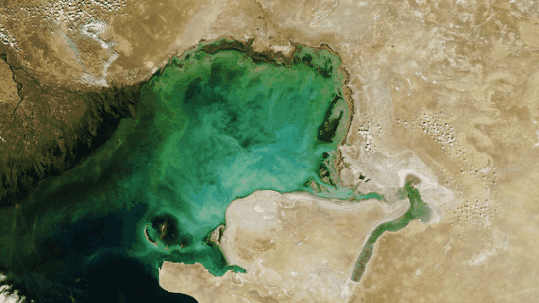 El mar Caspio está retrocediendo rápidamente por el cambio climático y la actividad humana. Crédito: NASA