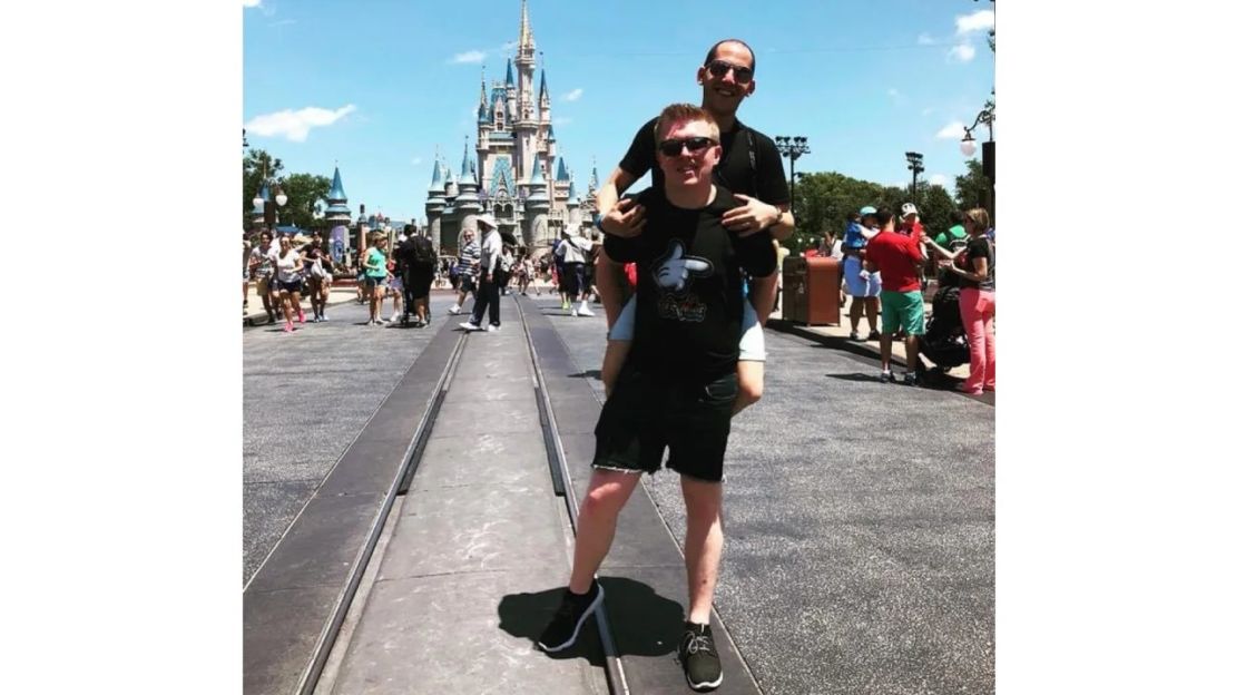 Aquí están John y Hunter en un primer viaje juntos a Disney World, Florida. Crédito: Hunter Smith-Lihas