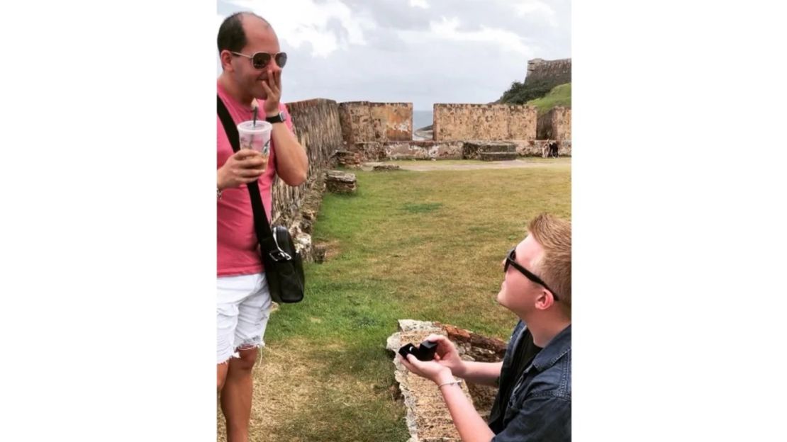 Hunter le propuso matrimonio a John en una playa de San Juan de Puerto Rico. Crédito: Hunter Smith-Lihas