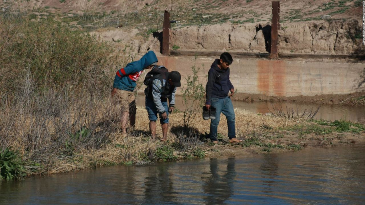 CNNE 1395597 - este mexicano ayuda a rescatar a migrantes que cruzan el rio bravo