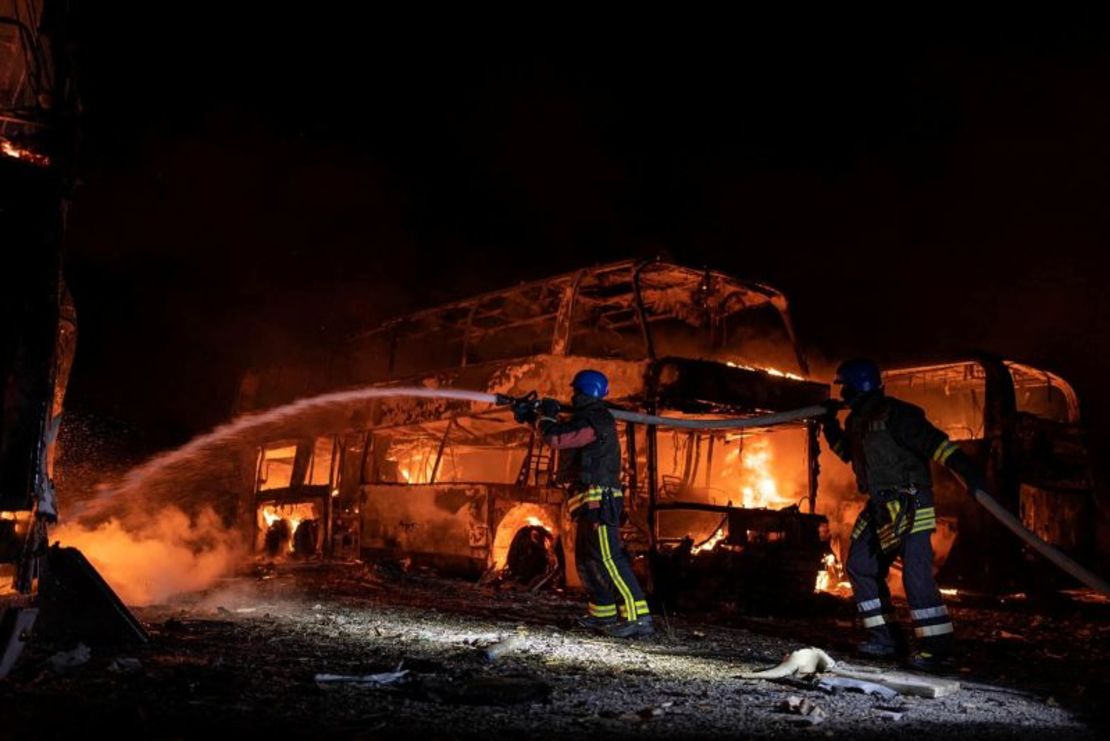 Los bomberos reparan los daños en un área de estacionamiento de vehículos después de que misiles rusos cayeron en Kyiv el martes. La Casa Blanca rechazó las afirmaciones de Moscú de que el ataque golpeó un sistema de defensa antimisiles Patriot.