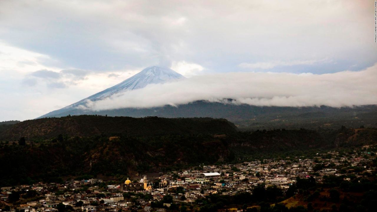 CNNE 1395892 - xalitzintla continua normal pese a actividad del popocatepetl